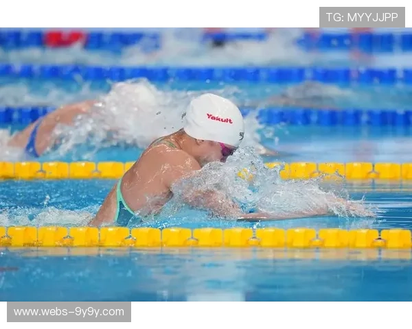游泳锦标赛选手反思体能分配，父亲点评“开局急躁导致后期乏力”。