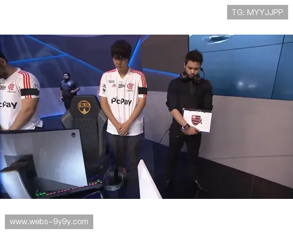 赛前默哀仪式举行，纪念足球界传奇人物贡献