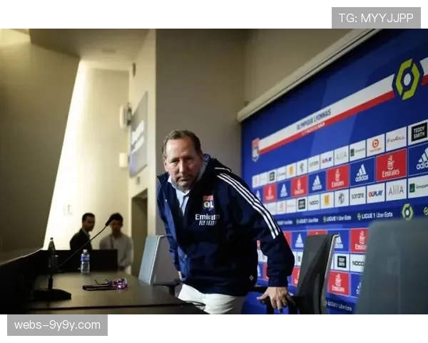 里昂对阵圣埃蒂安的罗讷河德比,上半场双方共领5张黄牌 里昂对阵圣埃蒂安的罗讷河德比,上半场双方共领5张黄牌